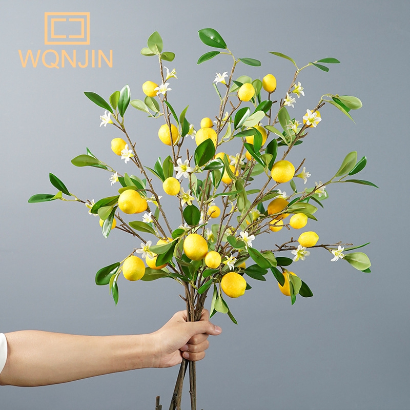 Desk Setup Photo - Citroentakken met fruitsimulatie Groene planten Verse